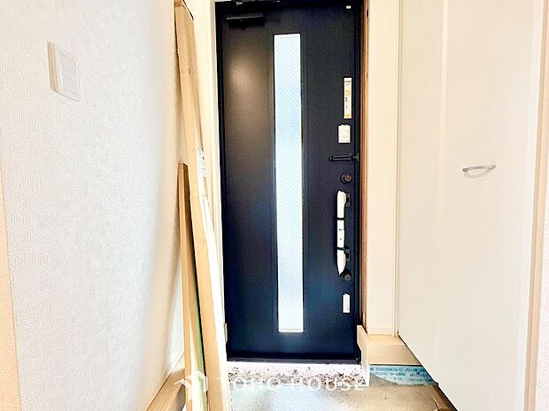 ご家族やゲストを明るく迎え入れる、住まいの顔となる玄関。靴などをしまえる収納を備え、散らかりがちな足元もすっきりと整理できます。いつでも綺麗に保てる、清潔感とゆとりのあるお出迎え空間です。