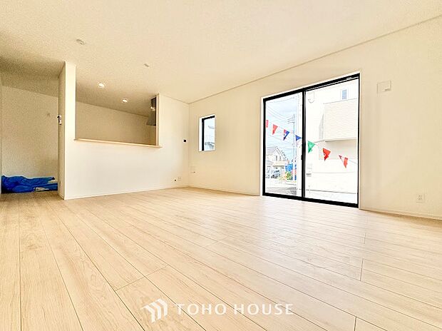 ご家族みんなが自然と集まり、今日の出来事を笑顔で語り合える温かなリビング空間。食事を楽しんだり、ソファでゆったりくつろいだりと、かけがえのない家族の時間を育む住まいの中心となる場所です。