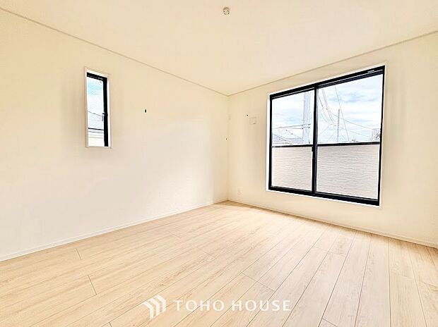 一日の終わりに心身をゆっくりと休める、落ち着いた雰囲気の居室。ベッドを置いてもゆとりのある広さで、質の高い睡眠と爽やかな朝の目覚めをサポートします。心安らぐプライベート空間です。