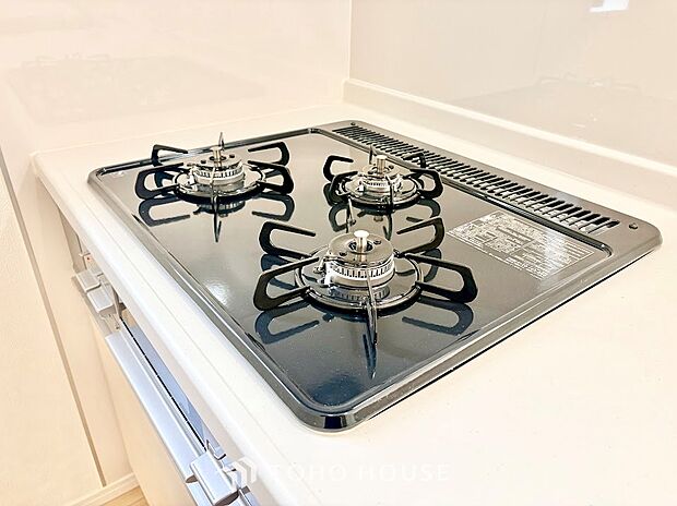 お料理をしながらでもご家族の気配を感じられる、温かみのあるキッチン。美味しい香りが広がり、自然と会話が生まれる場所。毎日の食事の準備が、ご家族との絆を深める大切な時間へと変わります。