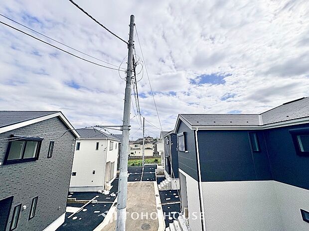 爽やかな風と柔らかな日差しを感じられるバルコニー。お洗濯物やお布団もしっかり干せて、毎日の家事をサポートします。外の空気に触れながら、ホッと一息つけるプライベートな屋外空間としても活躍します。