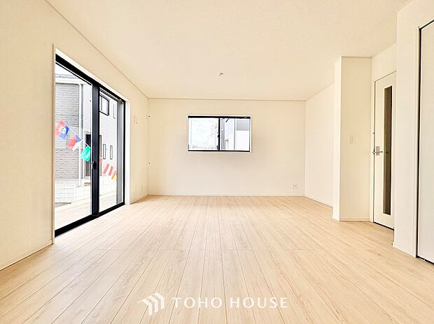 柔らかな自然光が差し込み、お部屋全体を明るく包み込む心地よいリビング。日中は照明に頼らず過ごせる自然な明るさが魅力です。穏やかな時間の中で、ご家族それぞれのペースでゆったりとくつろげます。