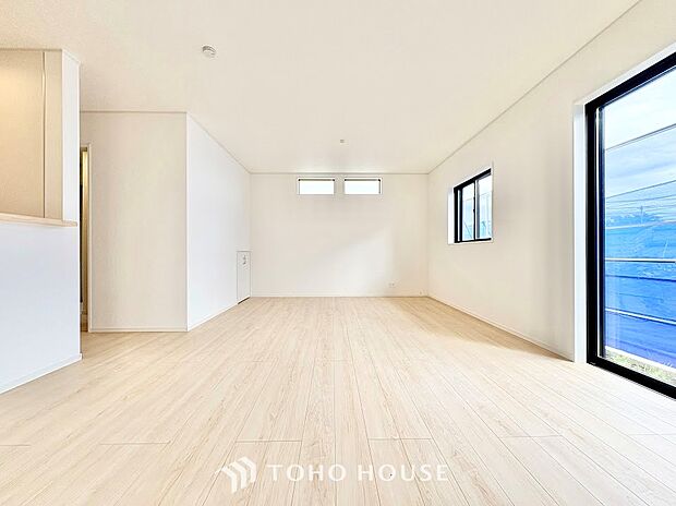 窓からたっぷりの陽光が降り注ぎ、部屋全体を明るく包み込む心地よいリビング。日中は照明に頼らずに過ごせる自然な明るさが魅力です。ポカポカとした陽だまりの中で、穏やかな休日を満喫できます。