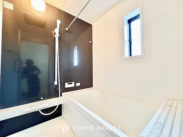 一日の疲れをじんわりと解きほぐす、ゆとりあるバスルーム。ゆったりと湯船に浸かれば、心も体もリフレッシュできます。毎日のバスタイムが至福のひとときになる、清潔感あふれる安らぎの空間です。