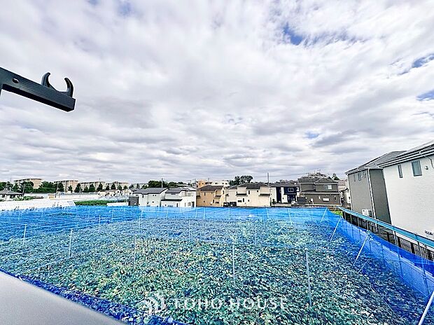 爽やかな風と柔らかな日差しを感じられるバルコニー。お洗濯物やお布団もしっかり干せて、毎日の家事をサポートします。外の空気に触れながら、ホッと一息つけるプライベートな屋外空間としても活躍します。