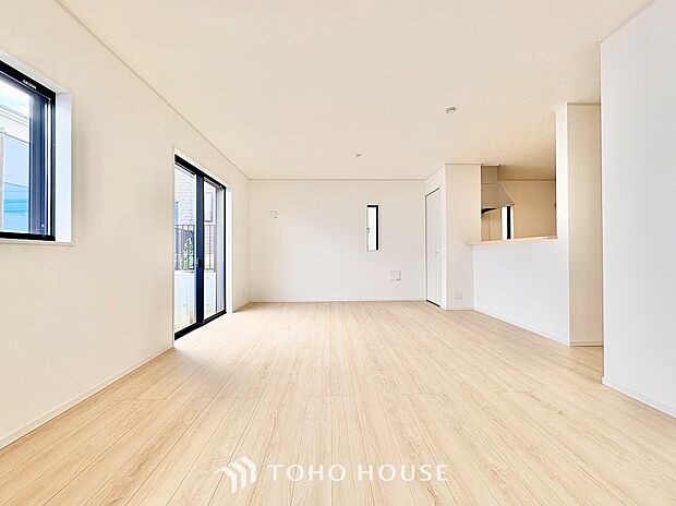 柔らかな自然光が差し込み、お部屋全体を明るく包み込む心地よいリビング。日中は照明に頼らず過ごせる自然な明るさが魅力です。穏やかな時間の中で、ご家族それぞれのペースでゆったりとくつろげます。