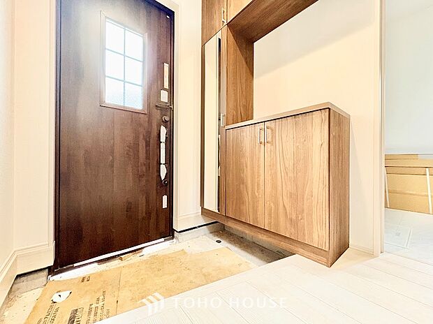 ご家族やゲストを明るく迎え入れる、住まいの顔となる玄関。靴などをしまえる収納を備え、散らかりがちな足元もすっきりと整理できます。いつでも綺麗に保てる、清潔感とゆとりのあるお出迎え空間です。