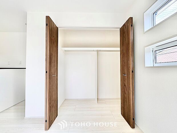 居住空間を広く美しく保つための頼もしい収納スペース。かさばる衣類や思い出の品などもしっかりと収まり、生活感を隠してくれます。荷物の整理整頓がしやすく、いつでもスッキリとしたお部屋を実現します。
