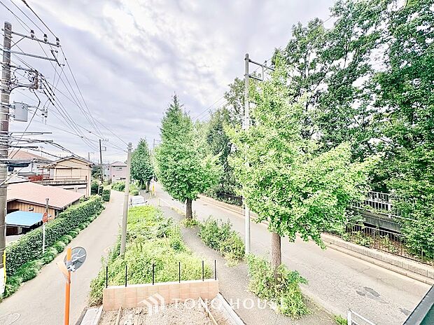 爽やかな風と柔らかな日差しを感じられるバルコニー。お洗濯物やお布団もしっかり干せて、毎日の家事をサポートします。外の空気に触れながら、ホッと一息つけるプライベートな屋外空間としても活躍します。