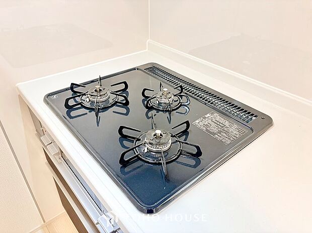 お料理をしながらでもご家族の気配を感じられる、温かみのあるキッチン。美味しい香りが広がり、自然と会話が生まれる場所。毎日の食事の準備が、ご家族との絆を深める大切な時間へと変わります。