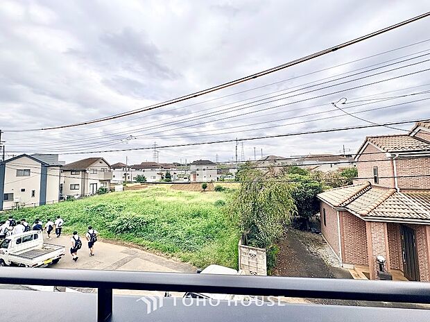 爽やかな風と柔らかな日差しを感じられるバルコニー。お洗濯物やお布団もしっかり干せて、毎日の家事をサポートします。外の空気に触れながら、ホッと一息つけるプライベートな屋外空間としても活躍します。