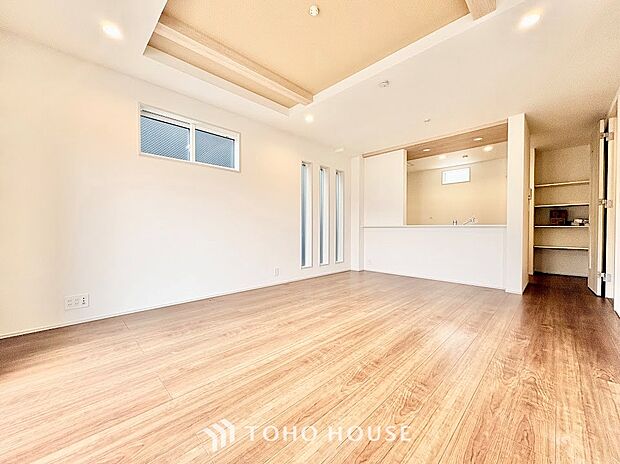 柔らかな自然光が差し込み、お部屋全体を明るく包み込む心地よいリビング。日中は照明に頼らず過ごせる自然な明るさが魅力です。穏やかな時間の中で、ご家族それぞれのペースでゆったりとくつろげます。