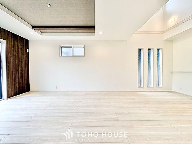 ご家族みんなが自然と集まり、今日の出来事を笑顔で語り合える温かなリビング空間。食事を楽しんだり、ソファでゆったりくつろいだりと、かけがえのない家族の時間を育む住まいの中心となる場所です。