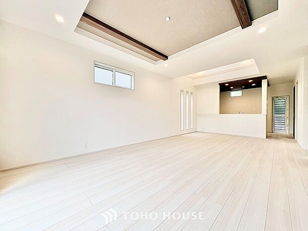 窓からたっぷりの陽光が降り注ぎ、部屋全体を明るく包み込む心地よいリビング。日中は照明に頼らずに過ごせる自然な明るさが魅力です。ポカポカとした陽だまりの中で、穏やかな休日を満喫できます。