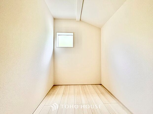 明るく温かみのある洋室は、お子様のお部屋としても最適です。学習机やベッドを配置してもゆとりがあり、自分でお片付けをする習慣づけにも適しています。健やかな成長を見守る心地よい空間です。