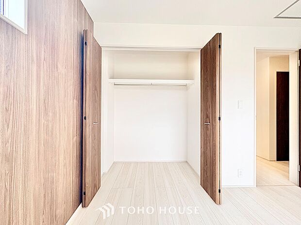 居住空間を広く美しく保つための頼もしい収納スペース。かさばる衣類や思い出の品などもしっかりと収まり、生活感を隠してくれます。荷物の整理整頓がしやすく、いつでもスッキリとしたお部屋を実現します。