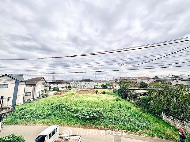 爽やかな風と柔らかな日差しを感じられるバルコニー。お洗濯物やお布団もしっかり干せて、毎日の家事をサポートします。外の空気に触れながら、ホッと一息つけるプライベートな屋外空間としても活躍します。