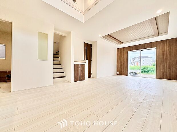柔らかな自然光が差し込み、お部屋全体を明るく包み込む心地よいリビング。日中は照明に頼らず過ごせる自然な明るさが魅力です。穏やかな時間の中で、ご家族それぞれのペースでゆったりとくつろげます。