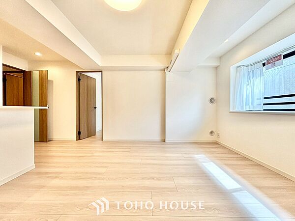 ◆窓を開けると◆冷涼な風、そよぐリビング。だんらんの場所はここから始まり、ここで終わる。家族の笑顔が集う素敵な場所だから、こだわり抜いた思いが詰まっているのだと思う。