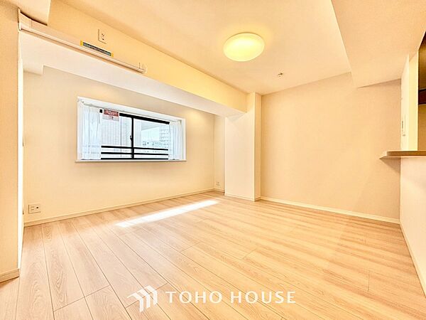 ◆木漏れ日◆の様な採光が優しく足元を照らし、心地いい暮らしの道しるべを写し出す。この空間で過ごす家族との語らいの時間がとても素敵で幸せを感じるかもしれない。