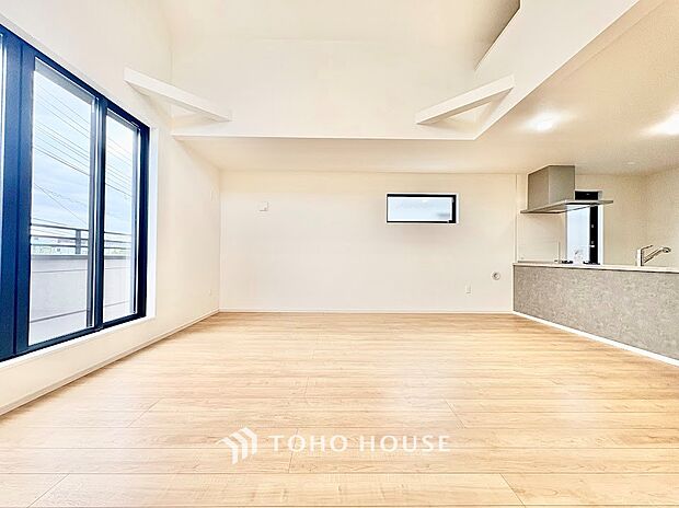 柔らかな自然光が差し込み、お部屋全体を明るく包み込む心地よいリビング。日中は照明に頼らず過ごせる自然な明るさが魅力です。穏やかな時間の中で、ご家族それぞれのペースでゆったりとくつろげます。