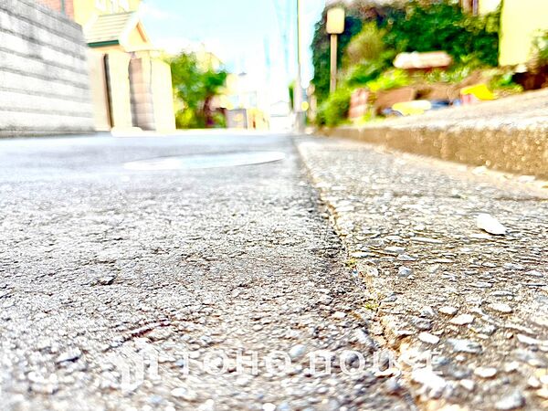 ◆眩い◆光が燦々と入り、家族の笑顔を照らす。「いつまでも続いて」と願う夢のような毎日がここにある。