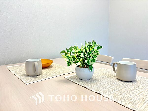 居心地のいい暮らしには欠かせない眩い採光。ゆったりとした幅の窓からこの空間に降り注ぐ採光が絶えない。明るいリビングこそ居心地のいい暮らしが待っているのだと思う。