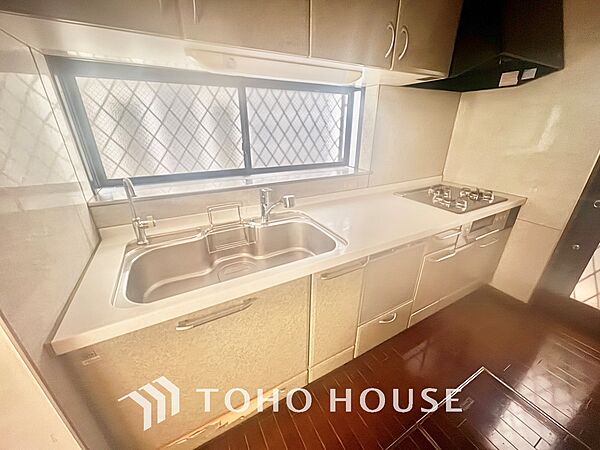 【KITCHEN】◆開放的◆後片付けが楽なシステムキッチン。収納スペースの充実！