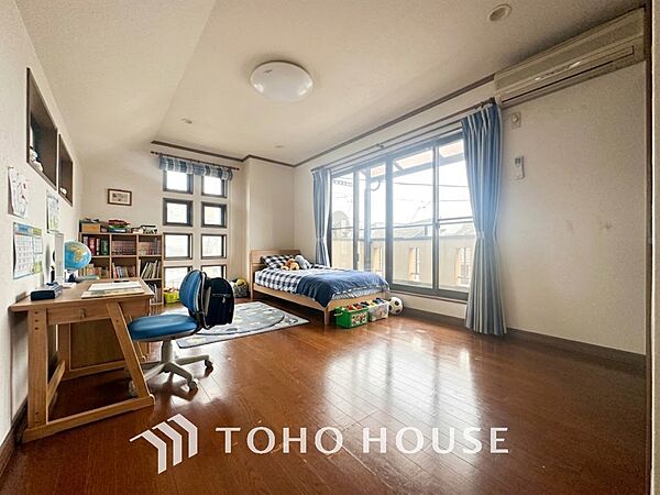 ※生成AIによるイメージです。家具・小物は販売価格に含まれません。【PRIVATE ROOM】◆属毛離裏◆子は父を手本とし、母に愛育されて成長する。家族の深い繋がり。いつまでも大切にしたい。