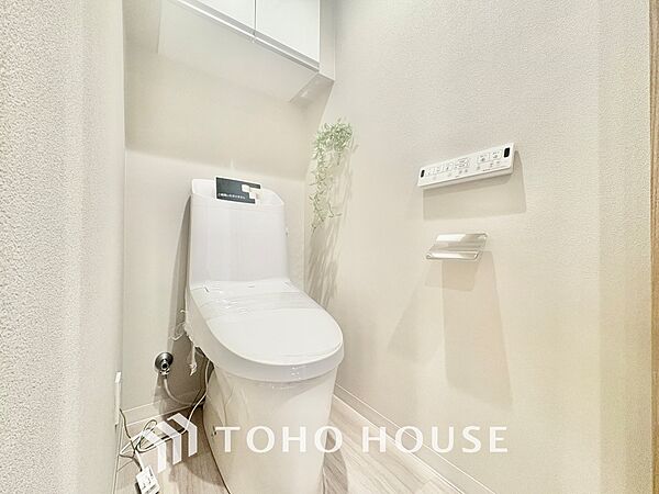 【RESTROOM】ホワイト調のクロスと温もり溢れるモダンカラーの床材が見事に調和した本邸宅は、毎日の生活を少しでも快適に過ごして頂ける様に落ち着いた雰囲気作りから行っています。