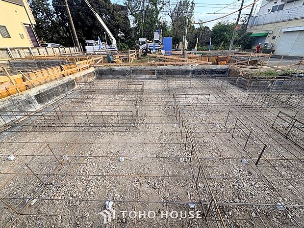 ◆道路からの見通しも良い整形地◆道路からの出入りがしやすく、隣地との間隔も把握しやすい良好な敷地状況。陽当たりや風通りを考慮した設計で、ご家族のこだわりを込めた住まいづくりが叶います。
