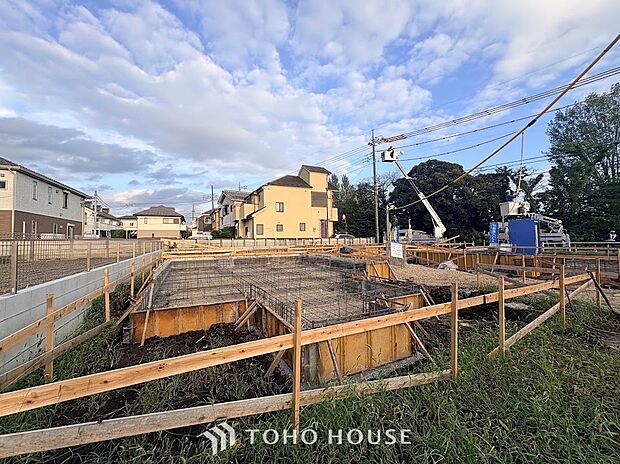 ◆青空のもと陽光が注ぐ整地済み敷地◆境界がはっきりとした平坦な地形でプランの検討もスムーズ。周囲の建物との距離感も把握しやすく、陽当たりや通風を考慮したこだわりの住まいづくりを実現できます。
