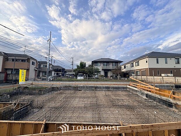 ◆陽当り・通風に恵まれた平坦地◆周囲との境界がはっきりした綺麗な整地済み敷地。上部に広がる青空と豊かな陽光を感じられ、ご家族の理想やこだわりを自由に描ける魅力的な住まいの土台です。