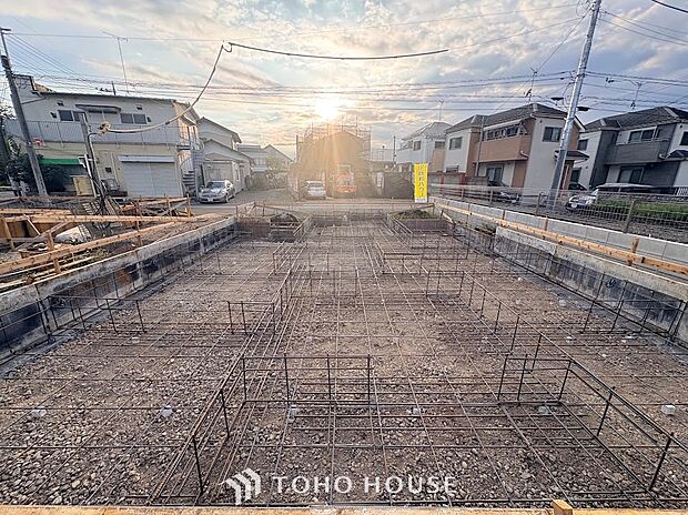 ◆青空のもと光が差し込む平坦な更地◆境界ブロックが整い、間取りのイメージが湧きやすい良好な土地状況。陽当たりや通風を考慮した設計がしやすく、理想の家族空間を自由に形にしていただけます。
