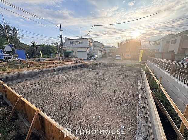 ◆境界がはっきりした安心の整形地◆隣地との間仕切りが整い、建物配置のイメージが広がる綺麗な敷地。澄み切った青空から明るい光が注ぎ、ご家族の理想を込めたこだわり空間を叶える地盤です。