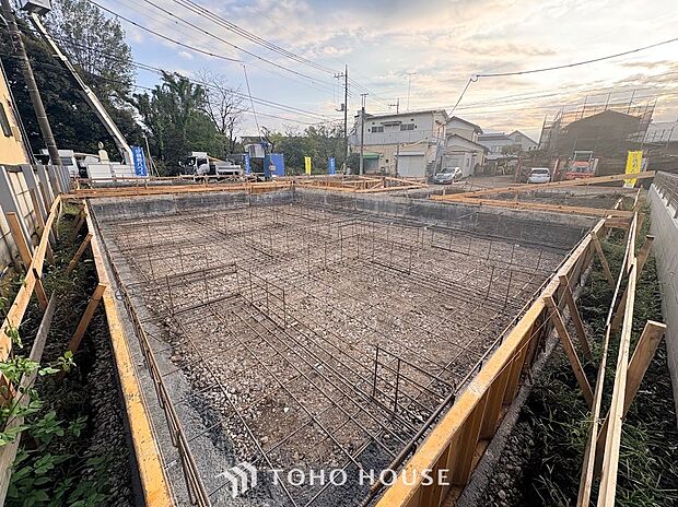 ◆青空のもと陽光が注ぐ整地済み敷地◆境界がはっきりとした平坦な地形でプランの検討もスムーズ。周囲の建物との距離感も把握しやすく、陽当たりや通風を考慮したこだわりの住まいづくりを実現できます。