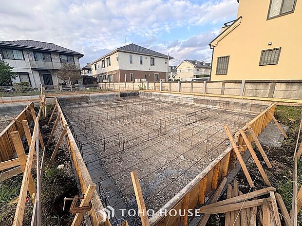 ◆境界がはっきりした安心の整形地◆隣地との間仕切りが整い、建物配置のイメージが広がる綺麗な敷地。澄み切った青空から明るい光が注ぎ、ご家族の理想を込めたこだわり空間を叶える地盤です。