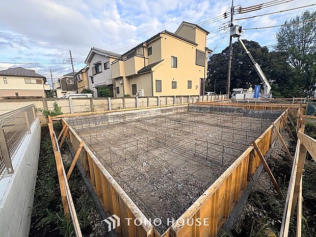 ◆落ち着きのある閑静な住宅街◆見通しが良好で車の出し入れもスムーズな前面道路環境。交通量が少なく静かな街並みのため、小さなお子様がいるご家庭も安心して過ごせる快適なロケーションです。