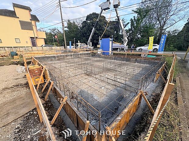 ◆青空のもと陽光が注ぐ整地済み敷地◆境界がはっきりとした平坦な地形でプランの検討もスムーズ。周囲の建物との距離感も把握しやすく、陽当たりや通風を考慮したこだわりの住まいづくりを実現できます。