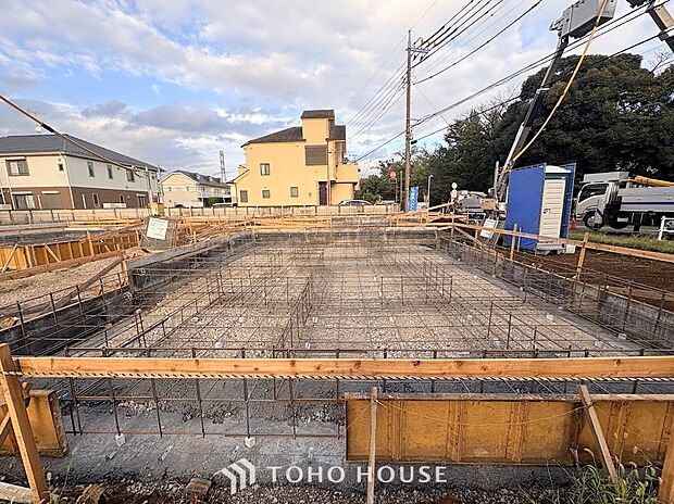 ◆陽当り・通風に恵まれた平坦地◆周囲との境界がはっきりした綺麗な整地済み敷地。上部に広がる青空と豊かな陽光を感じられ、ご家族の理想やこだわりを自由に描ける魅力的な住まいの土台です。