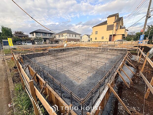 ◆青空と陽光に包まれる平坦な敷地◆お好みの間取りを叶えやすい整った地形。周りからの見通しも良く陽当たりや風通りにも恵まれた環境で、ご家族のこだわりを詰めた理想の家づくりをスタートできます。