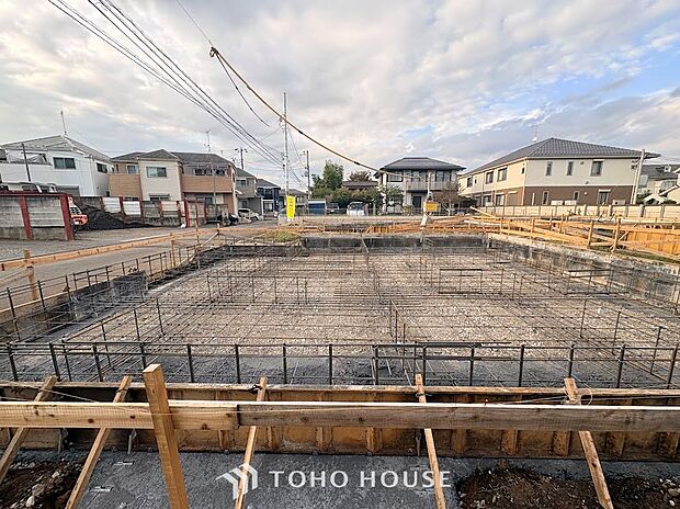 ◆青空のもと光が差し込む平坦な更地◆境界ブロックが整い、間取りのイメージが湧きやすい良好な土地状況。陽当たりや通風を考慮した設計がしやすく、理想の家族空間を自由に形にしていただけます。