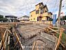外観：◆道路からの見通しも良い整形地◆道路からの出入りがしやすく、隣地との間隔も把握しやすい良好な敷地状況。陽当たりや風通りを考慮した設計で、ご家族のこだわりを込めた住まいづくりが叶います。