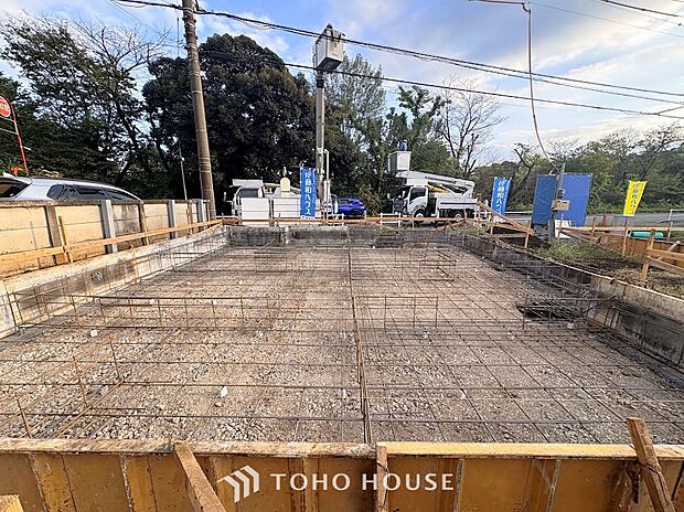 ◆青空のもと陽光が注ぐ整地済み敷地◆境界がはっきりとした平坦な地形でプランの検討もスムーズ。周囲の建物との距離感も把握しやすく、陽当たりや通風を考慮したこだわりの住まいづくりを実現できます。