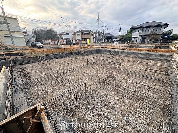 ◆青空のもと光が差し込む平坦な更地◆境界ブロックが整い、間取りのイメージが湧きやすい良好な土地状況。陽当たりや通風を考慮した設計がしやすく、理想の家族空間を自由に形にしていただけます。