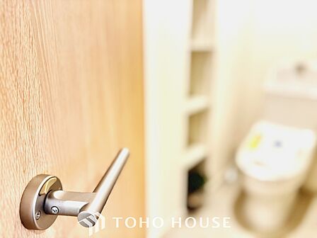 清潔感あるホワイト調のクロスと温もり溢れるモダンカラーの床材が見事に調和した本邸宅は、毎日の生活を少しでも快適に過ごして頂ける様に落ち着いた雰囲気作りから行っています。