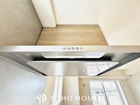 【Kitchen】美しく使いやすいキッチンは油汚れが簡単に拭き取れる素材で加工されており、浄水器シャワーから流す水の音を軽減する静かなシンクを採用。見えないところにさり気ない配慮が嬉しい