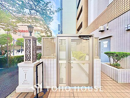風の通り道。舞い込んでくる風が優しく躍り、室内に爽やかな空気を運んでくる。そこに季節の息吹を感じて、いまがどんな季節なのかを実感する。