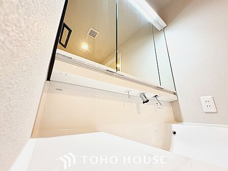 【Wash basin】十分な大きさの洗面台は収納もさる事ながら、身だしなみチェックや歯磨きなど、朝の慌ただしい時間でもホテルライクなスペースで余裕とゆとりを感じて頂けます。