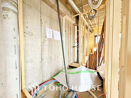 【改装中】気持ちの良い朝をつくりだし、夕方には笑顔を取り戻させてくれるミラー。パウダールームはいつでも本来の自分を取り戻せる空間。明るく仕上げてあります。